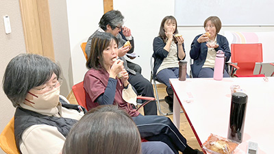 株式会社孫の手本社 職員交流イベント「お菓子ケーション」の様子