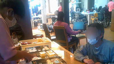 デイホーム孫の手・おおた 和菓子販売イベントの様子