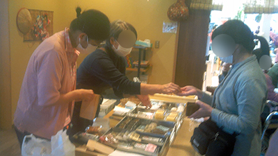 デイホーム孫の手・おおた 和菓子販売イベントの様子