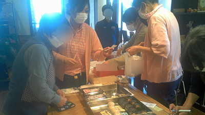 デイホーム孫の手・おおた 和菓子販売イベントの様子