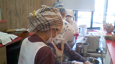 デイホーム孫の手・さの 恒例!ラーメンイベントの様子