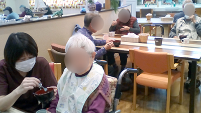 デイホーム孫の手・さの 恒例!ラーメンイベントの様子