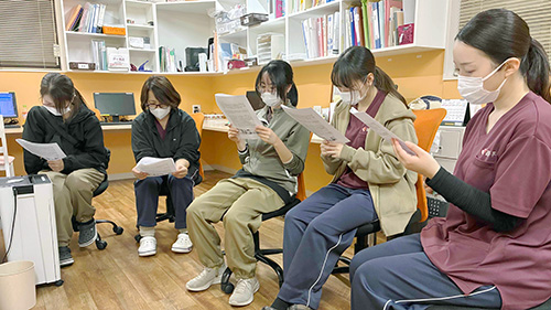 デイホーム孫の手・かさかけ　10分研修の様子