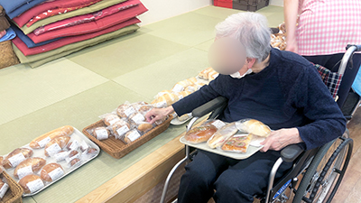 デイホーム孫の手・こまいぎ　パン販売イベントの様子