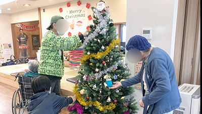デイホーム孫の手・こまいぎ　クリスマス飾りつけの様子