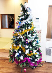 デイホーム孫の手・こまいぎ　クリスマス飾りつけの様子