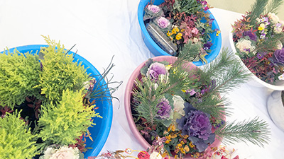 デイホーム孫の手・こまいぎ お正月飾りこけ玉作りの様子