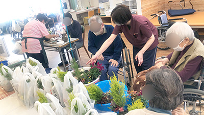 デイホーム孫の手・こまいぎ お正月飾りこけ玉作りの様子