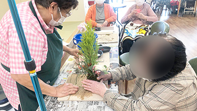 デイホーム孫の手・こまいぎ お正月飾りこけ玉作りの様子