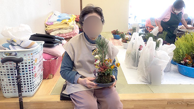 デイホーム孫の手・こまいぎ お正月飾りこけ玉作りの様子