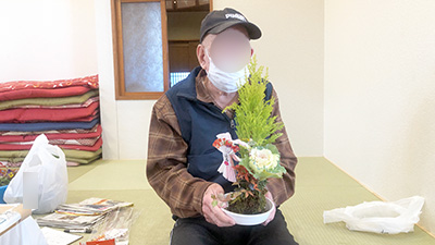 デイホーム孫の手・こまいぎ お正月飾りこけ玉作りの様子