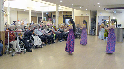 デイホーム孫の手・宮ひがし フラダンスイベントの様子