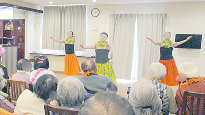 デイホーム孫の手・宮ひがし フラダンスイベントの様子