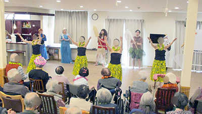 デイホーム孫の手・宮ひがし フラダンスイベントの様子