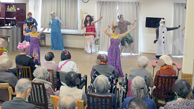 デイホーム孫の手・宮ひがし フラダンスイベントの様子