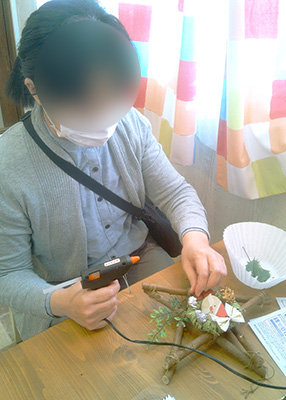 デイホーム孫の手・おおた クリスマスリース制作の様子