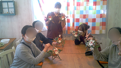デイホーム孫の手・おおた クリスマスリース制作の様子