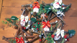 デイホーム孫の手・おおた　クリスマスリース制作の様子