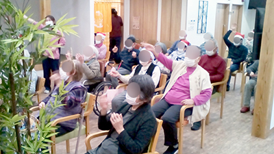 デイホーム孫の手・さの クリスマス音楽祭の様子