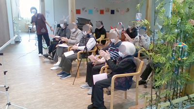 デイホーム孫の手・さの クリスマス音楽祭の様子