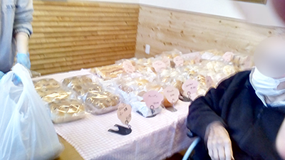 デイホーム孫の手・さの くまさんベーカリーのパン販売の様子