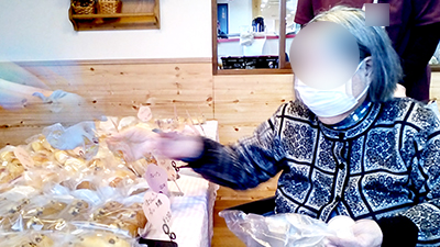 デイホーム孫の手・さの くまさんベーカリーのパン販売の様子