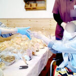 デイホーム孫の手・さの　くまさんベーカリーのパン販売の様子