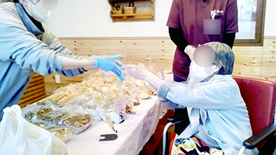 デイホーム孫の手・さの くまさんベーカリーのパン販売の様子