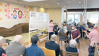 デイホーム孫の手・こまいぎ ひなまつり「新聞相撲大会」の様子