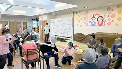 デイホーム孫の手・こまいぎ ひなまつり「新聞相撲大会」の様子