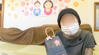 デイホーム孫の手・こまいぎ ひなまつり「新聞相撲大会」の様子