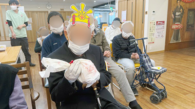 デイホーム孫の手・こまいぎ ひなまつり「新聞相撲大会」の様子