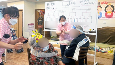 デイホーム孫の手・こまいぎ ひなまつり「新聞相撲大会」の様子
