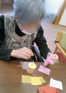 デイホーム孫の手・さの　花ブーケ作りイベントの様子