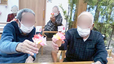 デイホーム孫の手・さの　花ブーケ作りイベントの様子