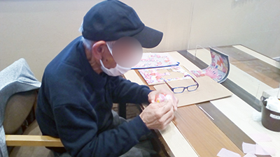 デイホーム孫の手・さの　花ブーケ作りイベントの様子