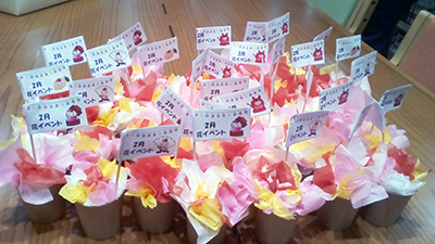 デイホーム孫の手・さの　花ブーケ作りイベントの様子